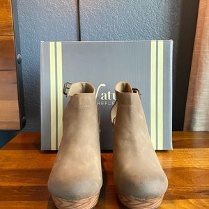 Natural Reflections Nubuck Wedge